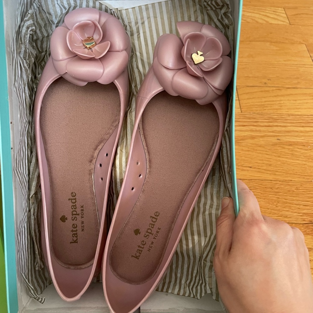 NWB Kate Spade shinny flower jelly/ rubber shoes size 6; color:fawn